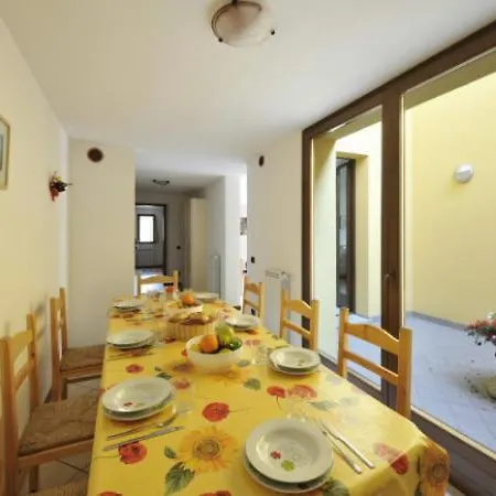 Germasino Sleeps 8 Pool Apartment