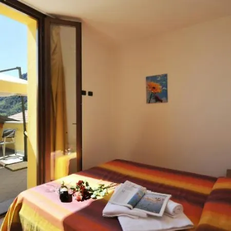 Germasino Sleeps 8 Pool Apartment
