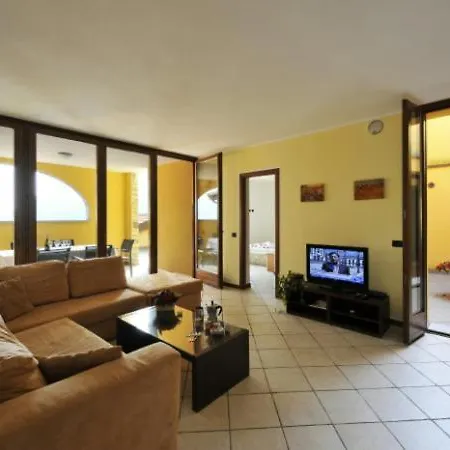 Germasino Sleeps 8 Pool Apartment *