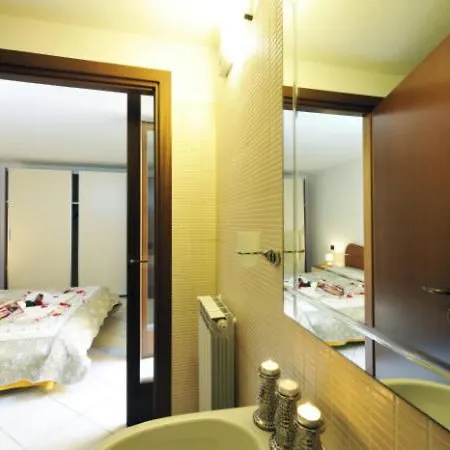 Germasino Sleeps 8 Pool Apartment *